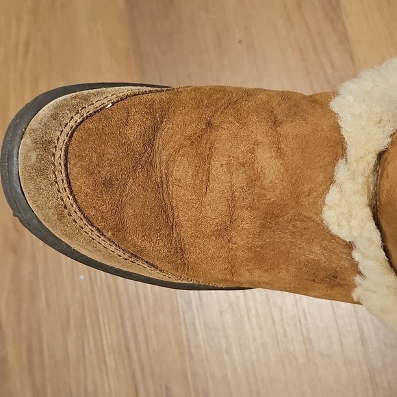UGG Women's Tan Shearling Boots. Size 8 Super Cozy and Warm. Good Used Condition - Picture 11 of 13